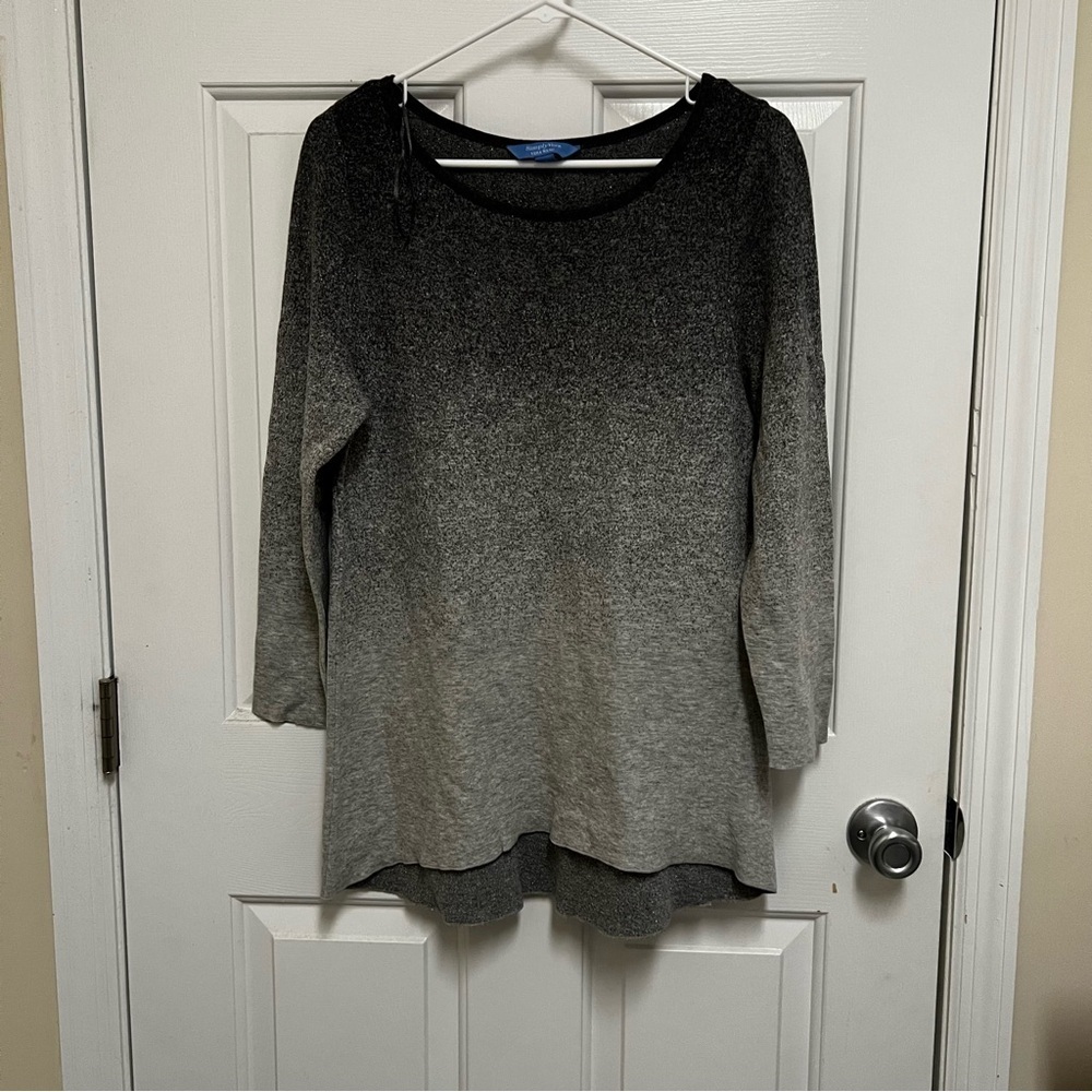 ❤️3/$15 Simply Vera Vera Wang Black and Gray Crew Neck Sweater